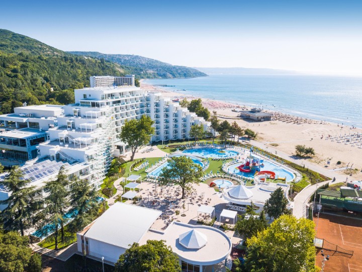 Hotel ?i împrejurimi