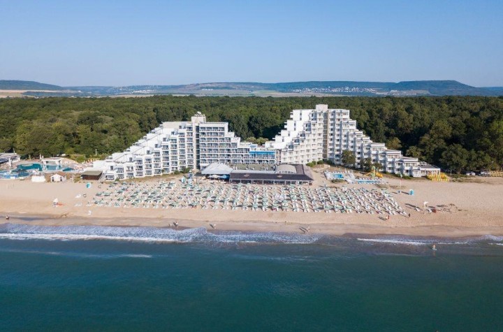 Vedere aeriană a hotelurilor Slavuna ?i Mura Bech (dreapta)