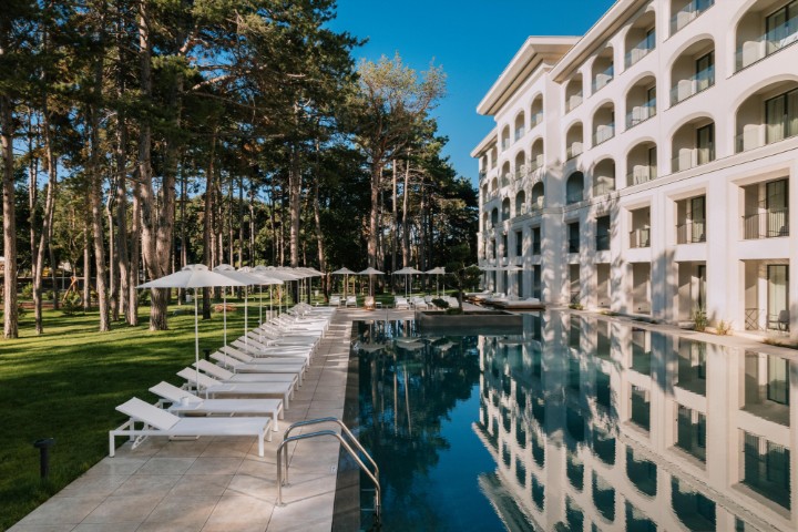 Hotel cu piscină