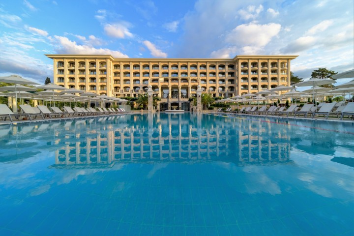 Hotel cu piscină