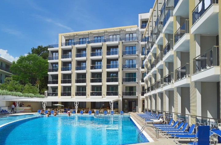 Hotel cu piscină