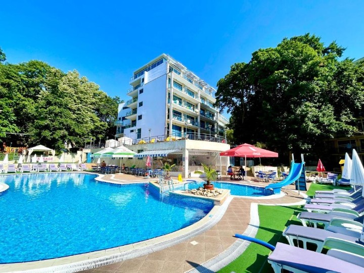 Hotel cu piscină