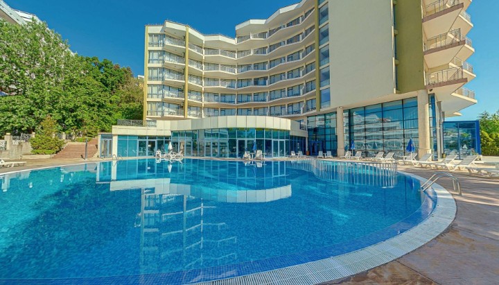 Hotel cu piscină