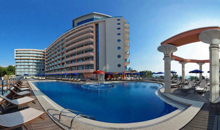 Hotel cu piscină