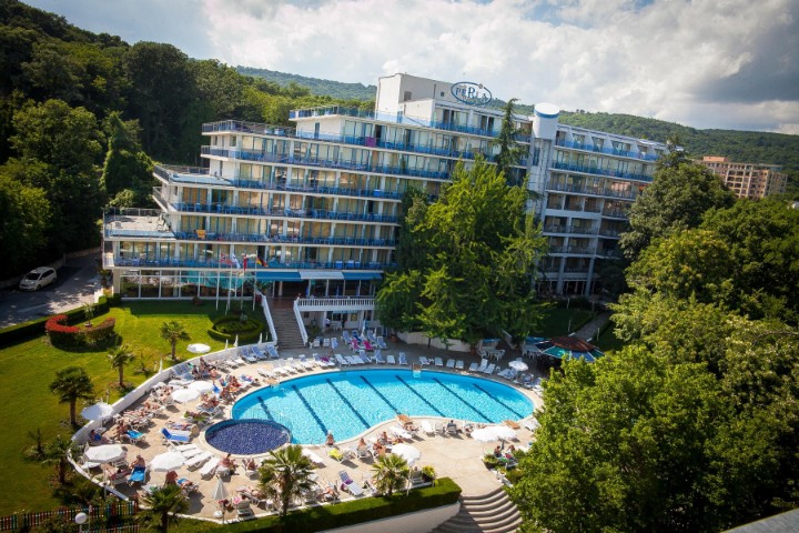 Hotel cu piscină
