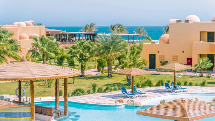 Hotel cu piscină ?i vedere la mare