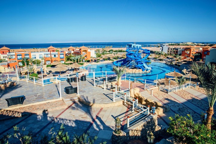 Piscină cu tobogane