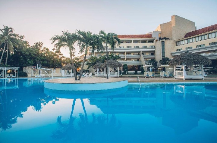 Hotel cu piscină