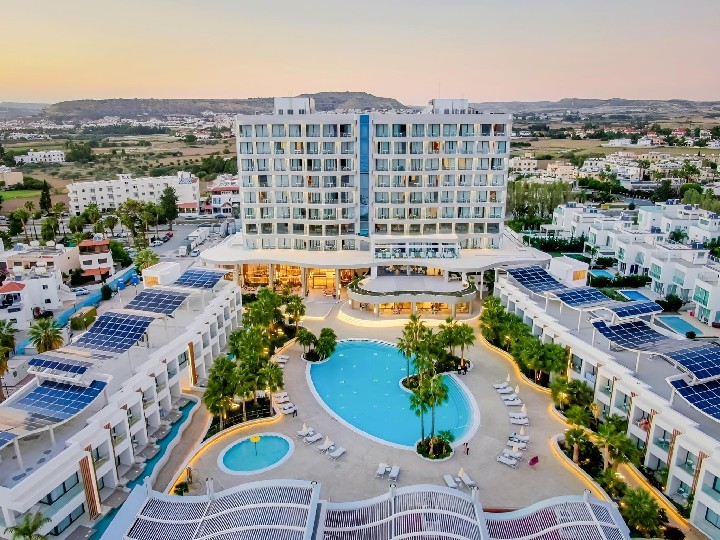 Hotel cu piscină