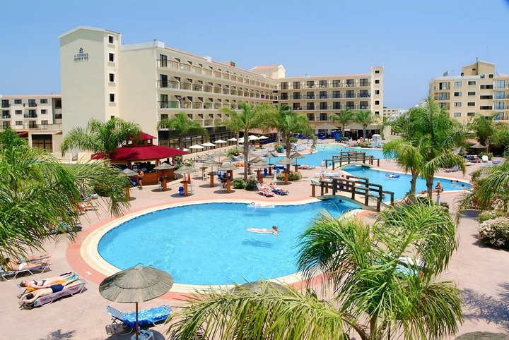 Hotel cu piscină