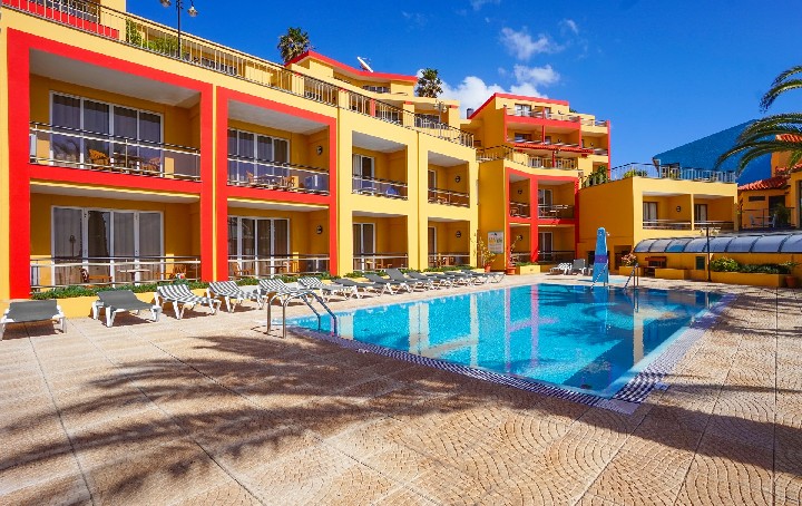 Hotel cu piscină