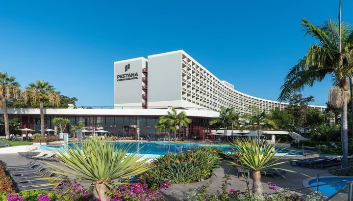Hotel cu piscină