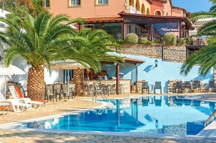 Hotel cu piscină