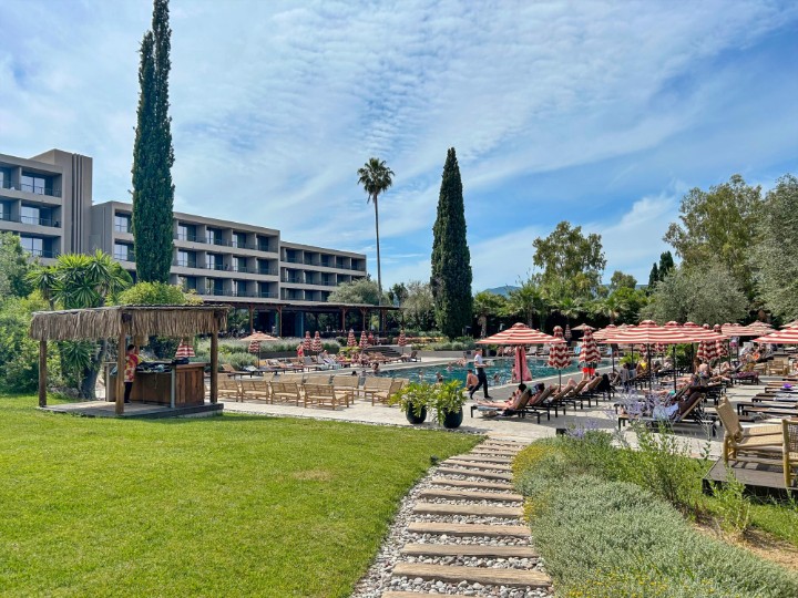 Hotel cu piscină