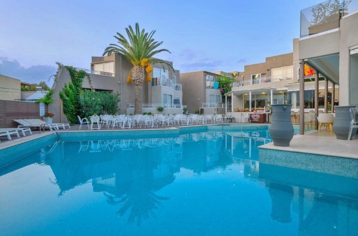 Hotel cu piscină