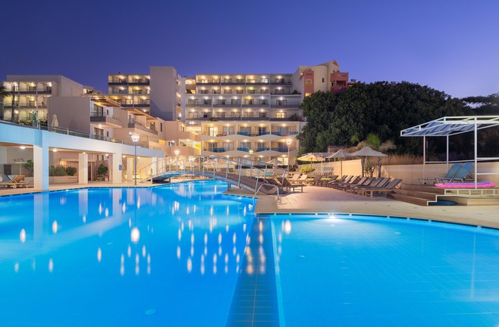 Hotel cu piscină