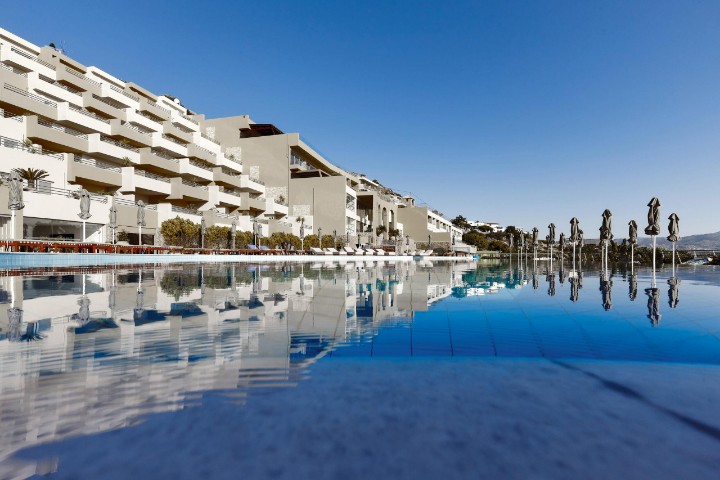 Hotel cu piscină