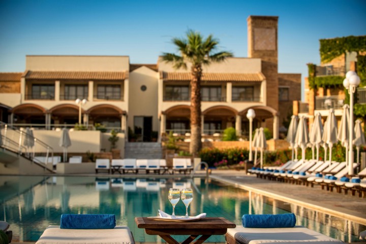 Piscină cu hotel