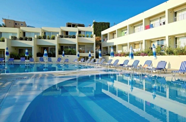 Hotel cu piscină