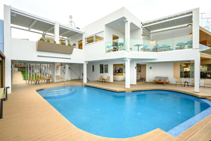 Hotel cu piscină