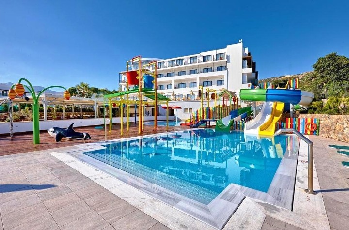 Piscină cu tobogane