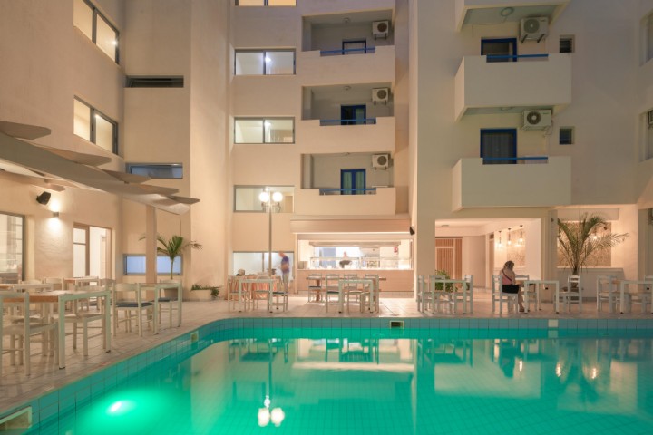 Vedere de seară a piscinei