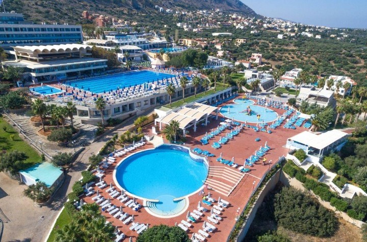 Hotel cu piscine