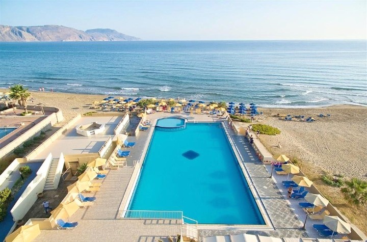 Vedere la piscină ?i plajă