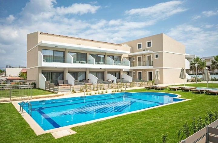 Hotel cu piscină