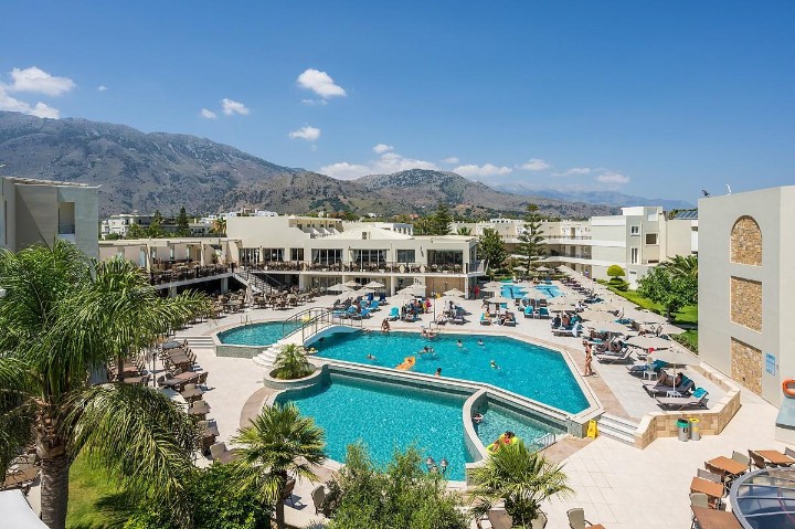 Hotel cu piscină