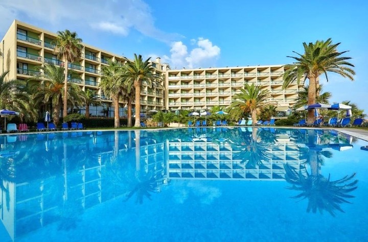 Hotel cu piscină