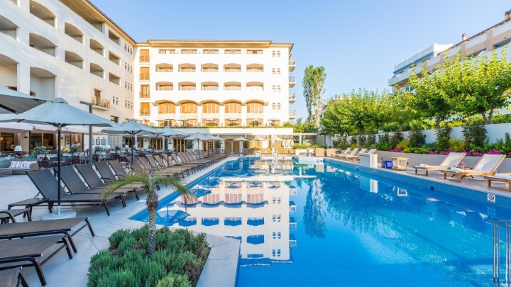 Hotel cu piscină