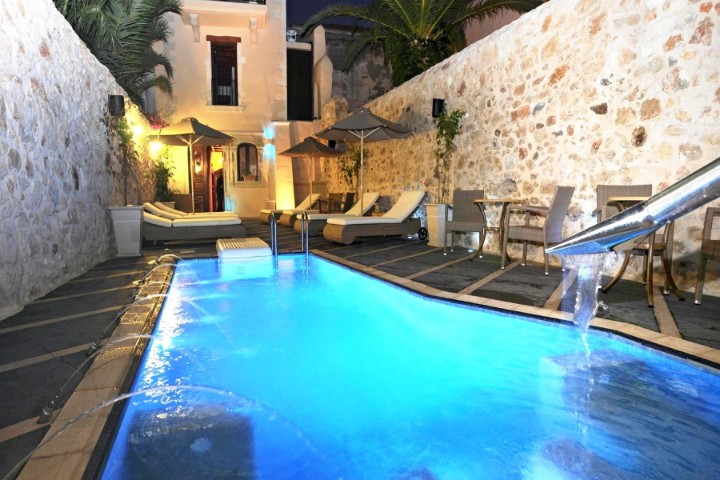 Hotel cu piscină