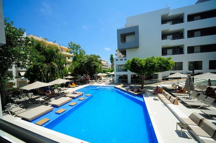 Hotel cu piscină