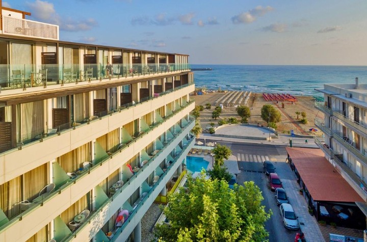 Hotel cu piscină