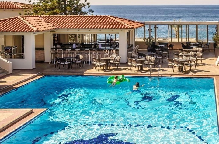 Hotel cu piscină