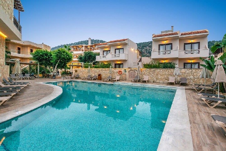 Hotel cu piscină