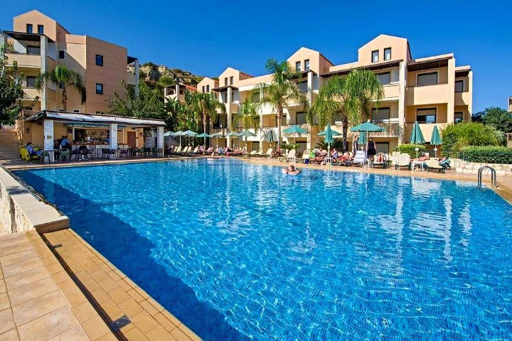 Hotel cu piscină