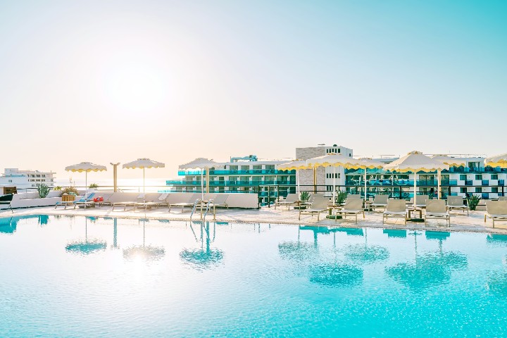 Terasă la soare ?i piscină