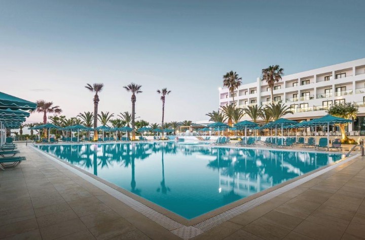 Hotel cu piscină