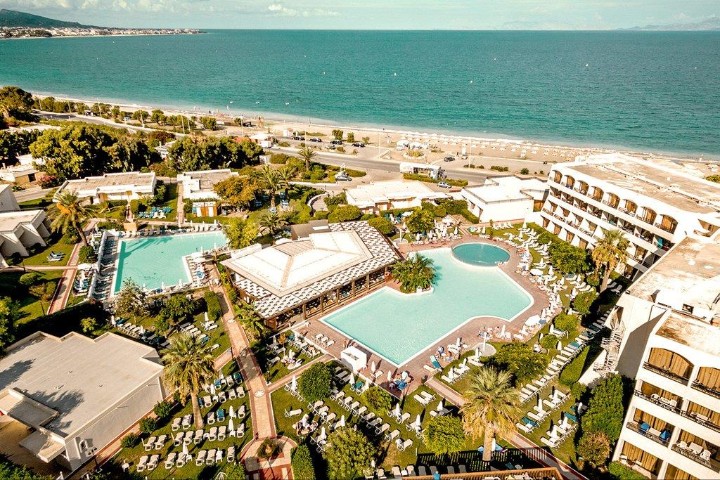 Hotel ?i împrejurimi