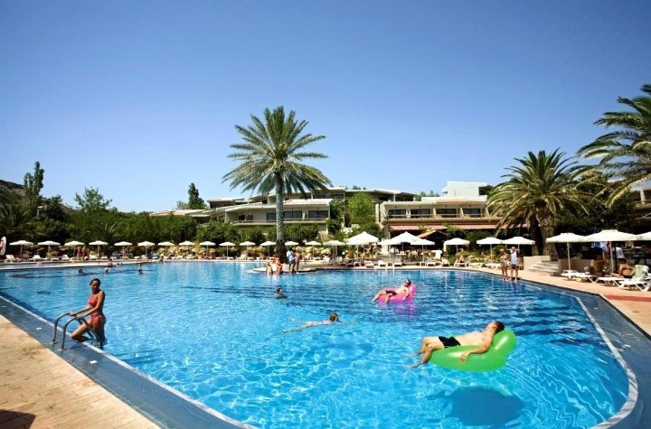 Hotel cu piscină
