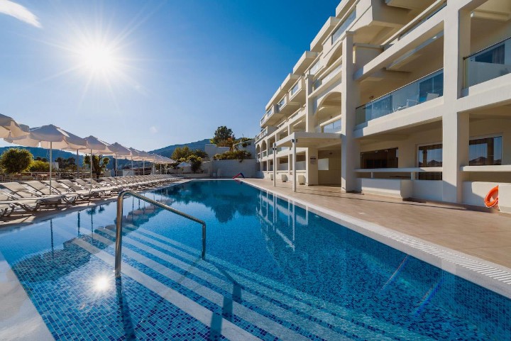Hotel cu piscină