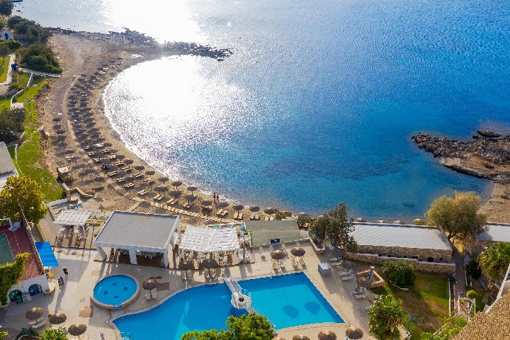 Vedere la piscină ?i plajă