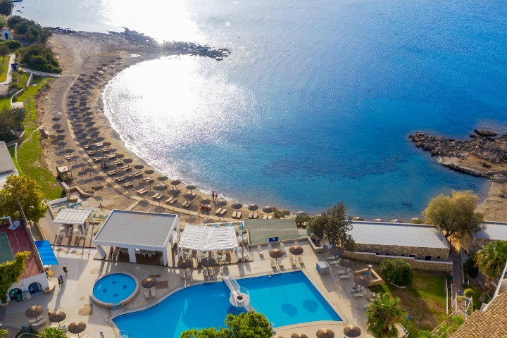 Vedere la piscină ?i plajă