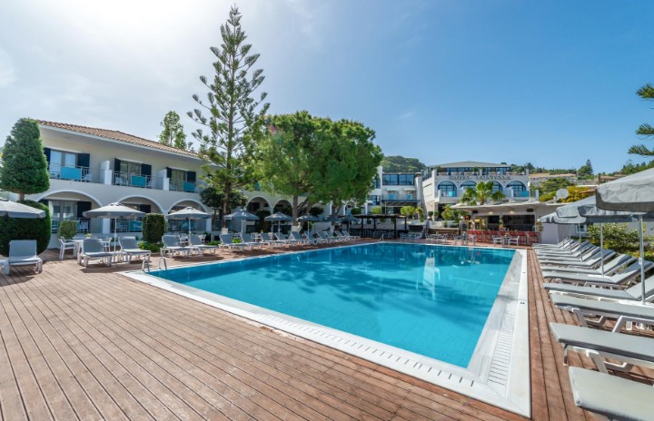 Hotel cu piscină