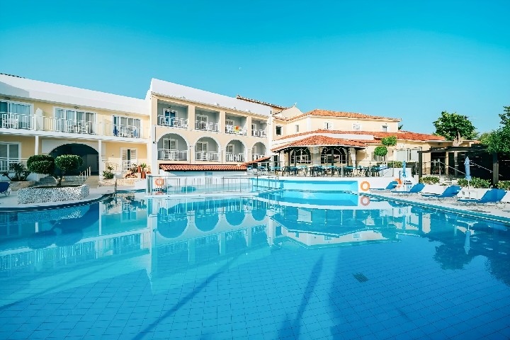 Hotel cu piscină