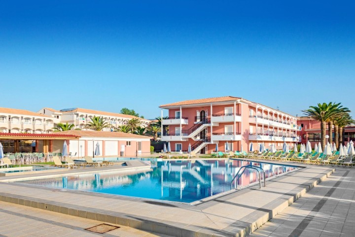 Hotel cu piscină