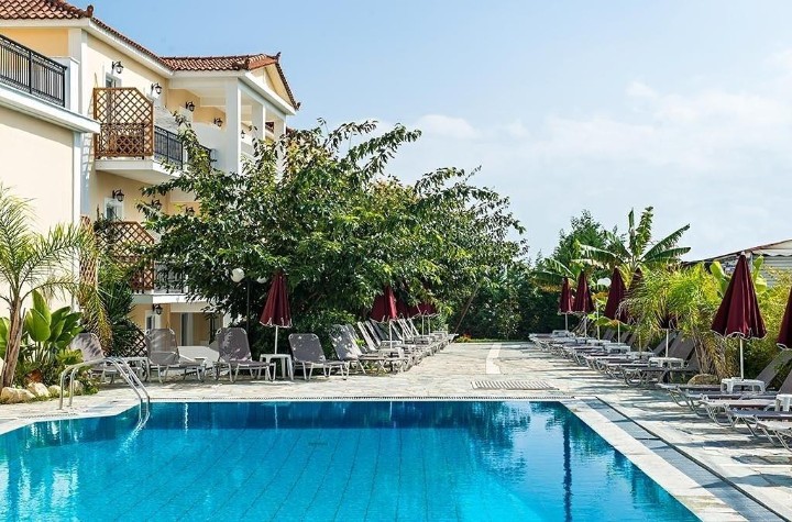 Hotel cu piscină