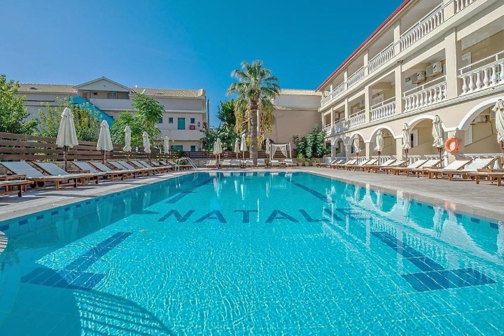 Hotel cu piscină